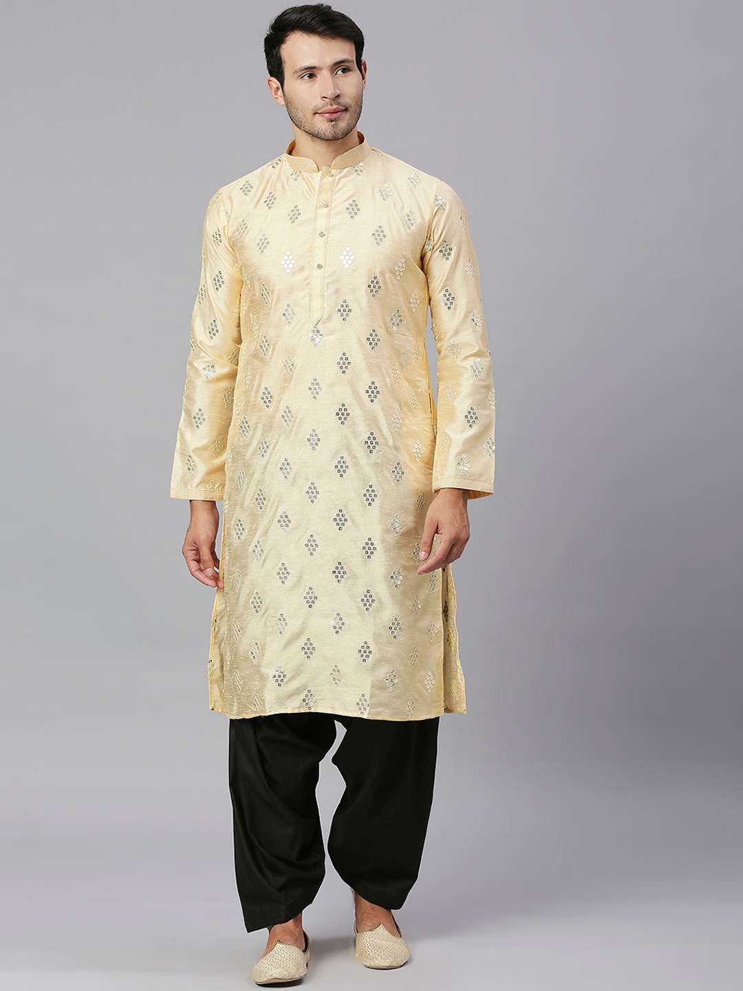 

RAJUBHAI HARGOVINDAS Embellished Mandarin Collar Sequinned Silk Cotton Kurta, Cream