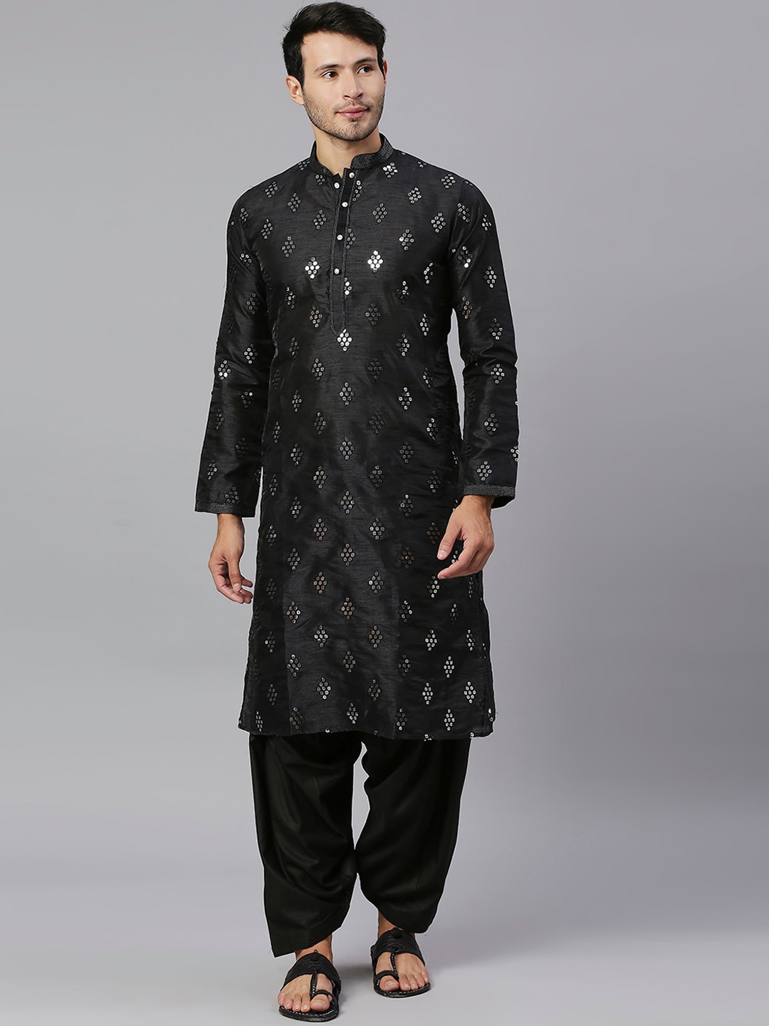 

RAJUBHAI HARGOVINDAS Embellished Mandarin Collar Sequinned Silk Cotton Kurta, Black