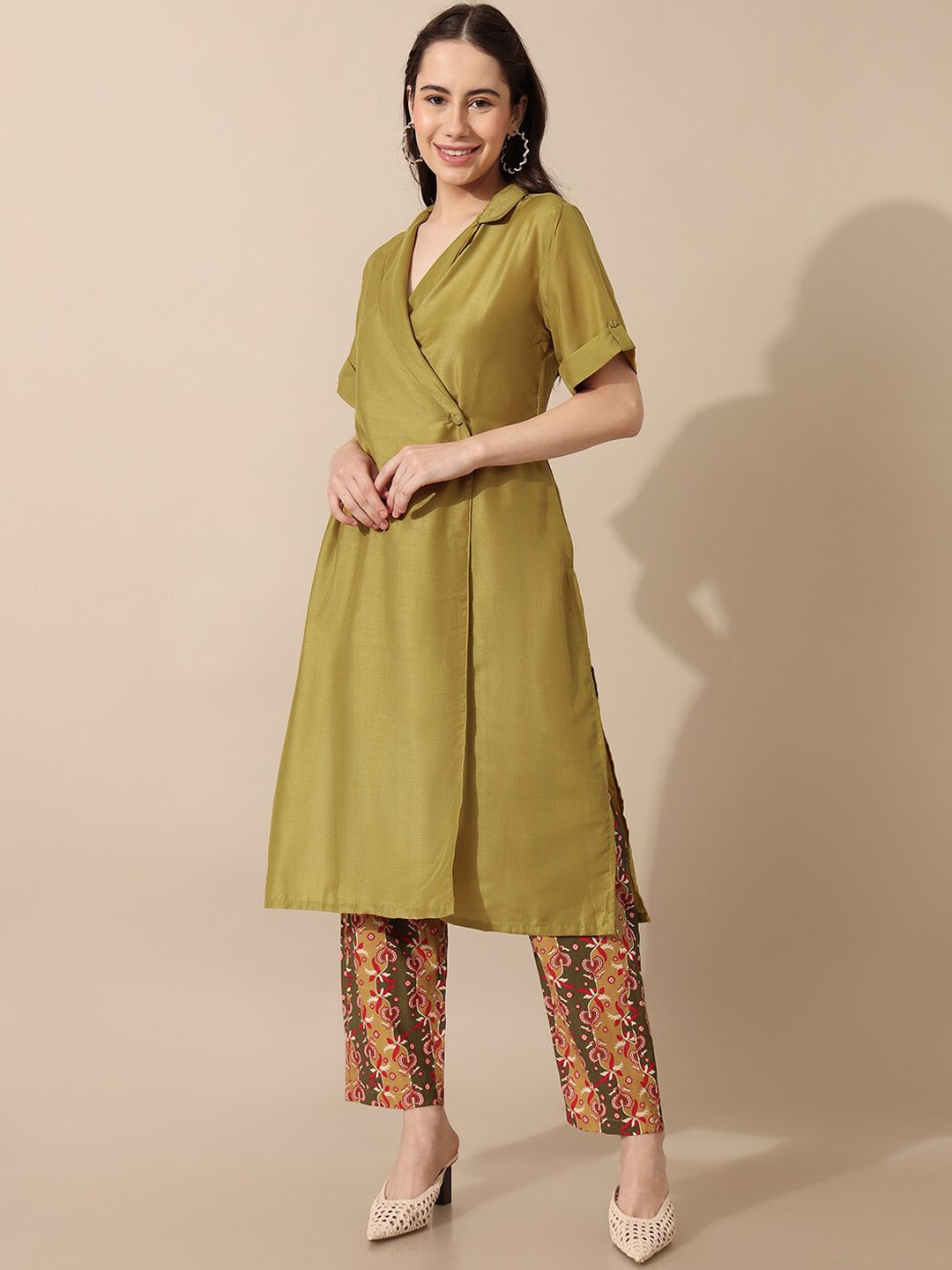 

Saaki Shawl Collar A-Line Kurta With Trousers, Green