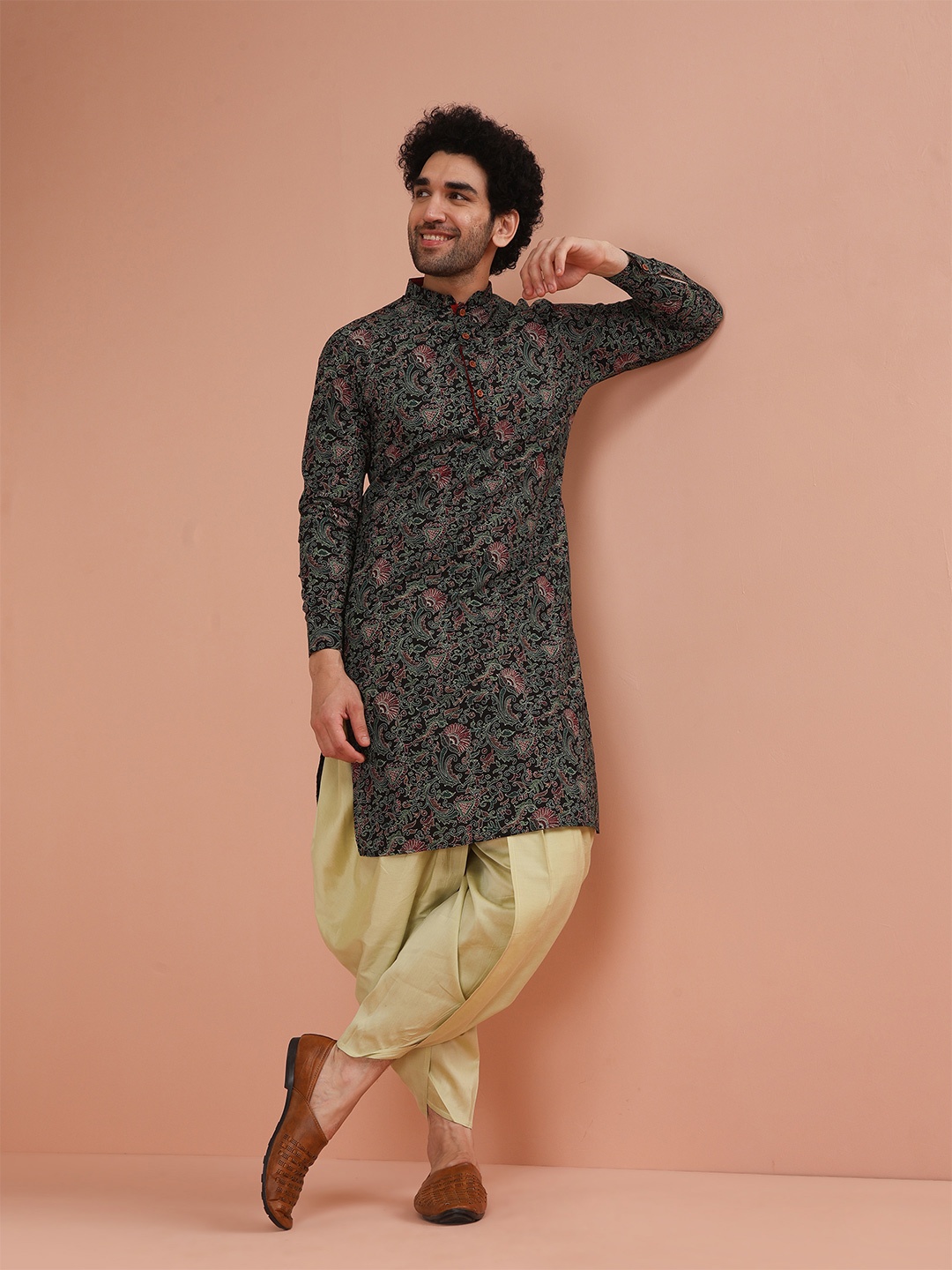 

KISAH Men Kantha Printed Regular Fit Kurta Dhoti Set, Black
