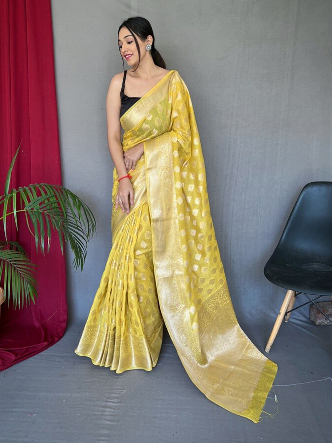 

Exclusiva Ethnic Motif Woven Design Zari Saree, Yellow