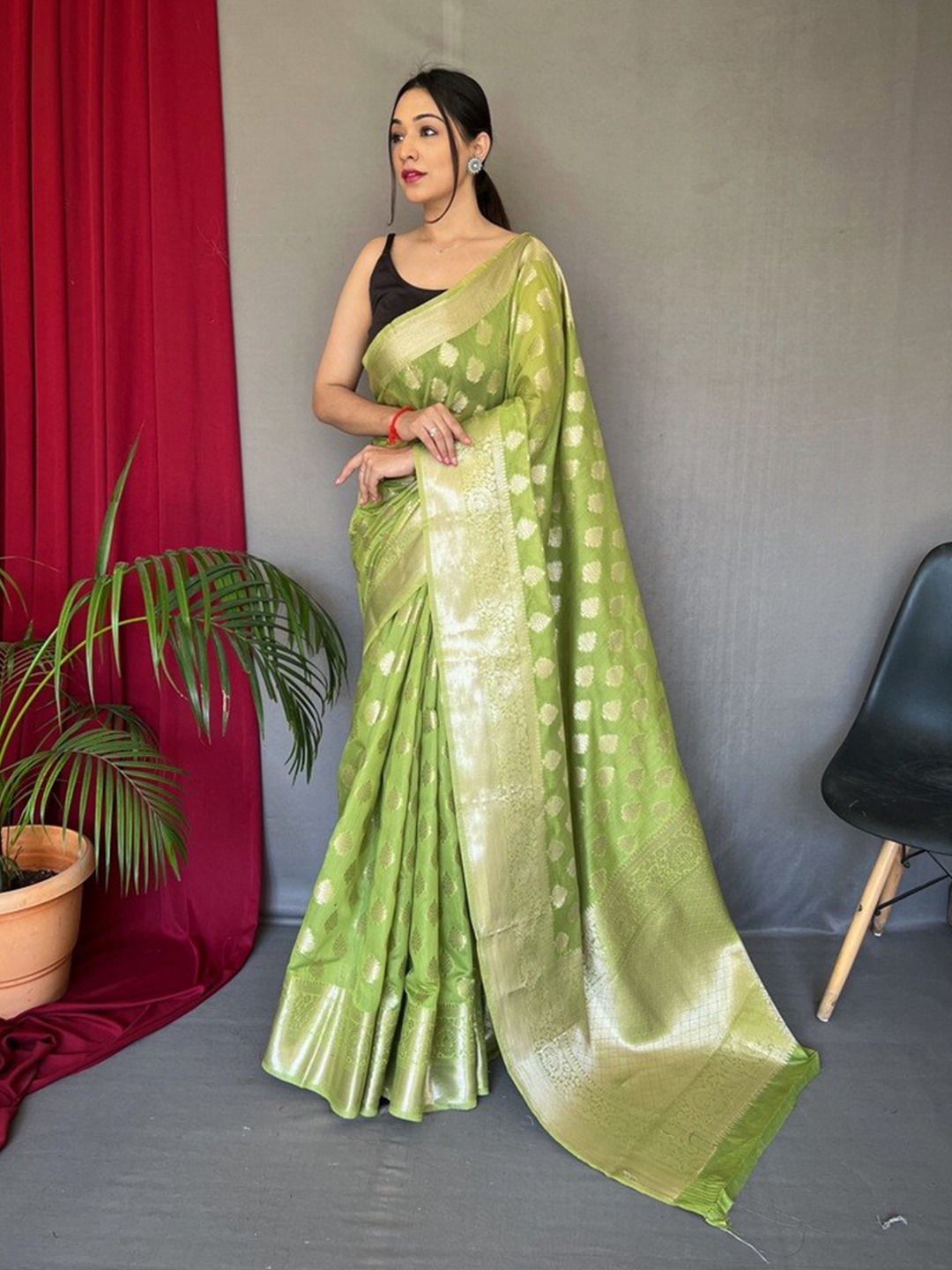 

Exclusiva Ethnic Motif Woven Design Zari Saree, Green