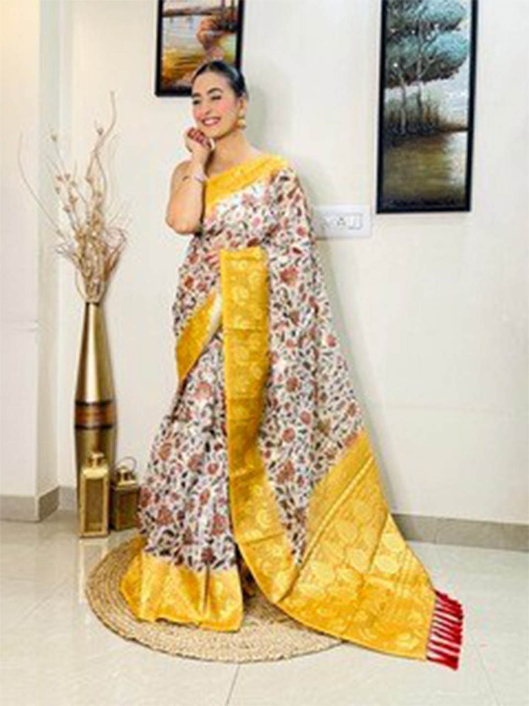 

Exclusiva Floral Printed Zari Saree, White