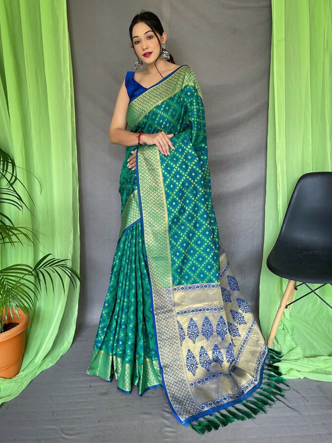 

Exclusiva Ethnic Motif Woven Design Zari Patola Saree, Green