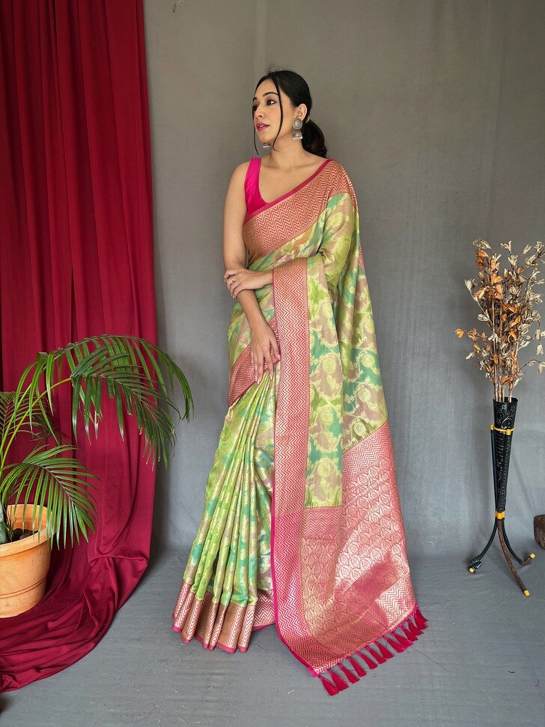 

Exclusiva Ethnic Motif Silk Blend Zari Saree With Tassel, Green