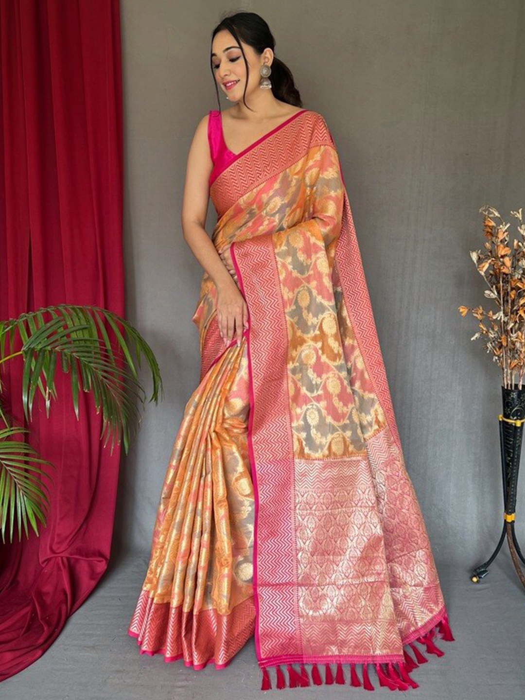 

Exclusiva Floral Woven Design Zari Saree, Peach