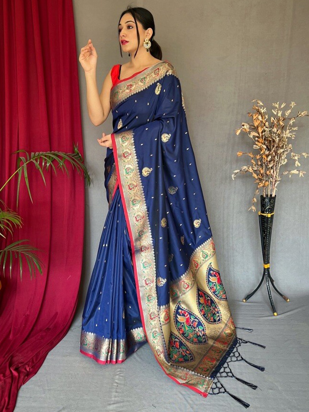 

Exclusiva Ethnic Motif Woven Design Zari Paithani Saree, Navy blue