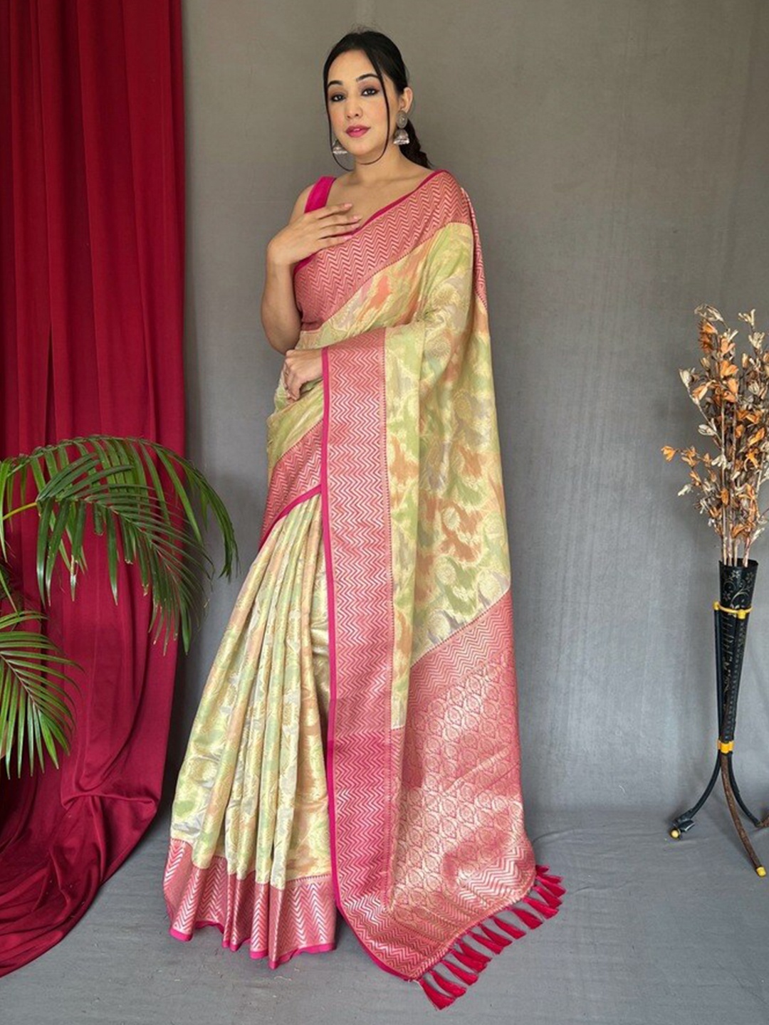 

Exclusiva Floral Woven Design Zari Saree, Cream