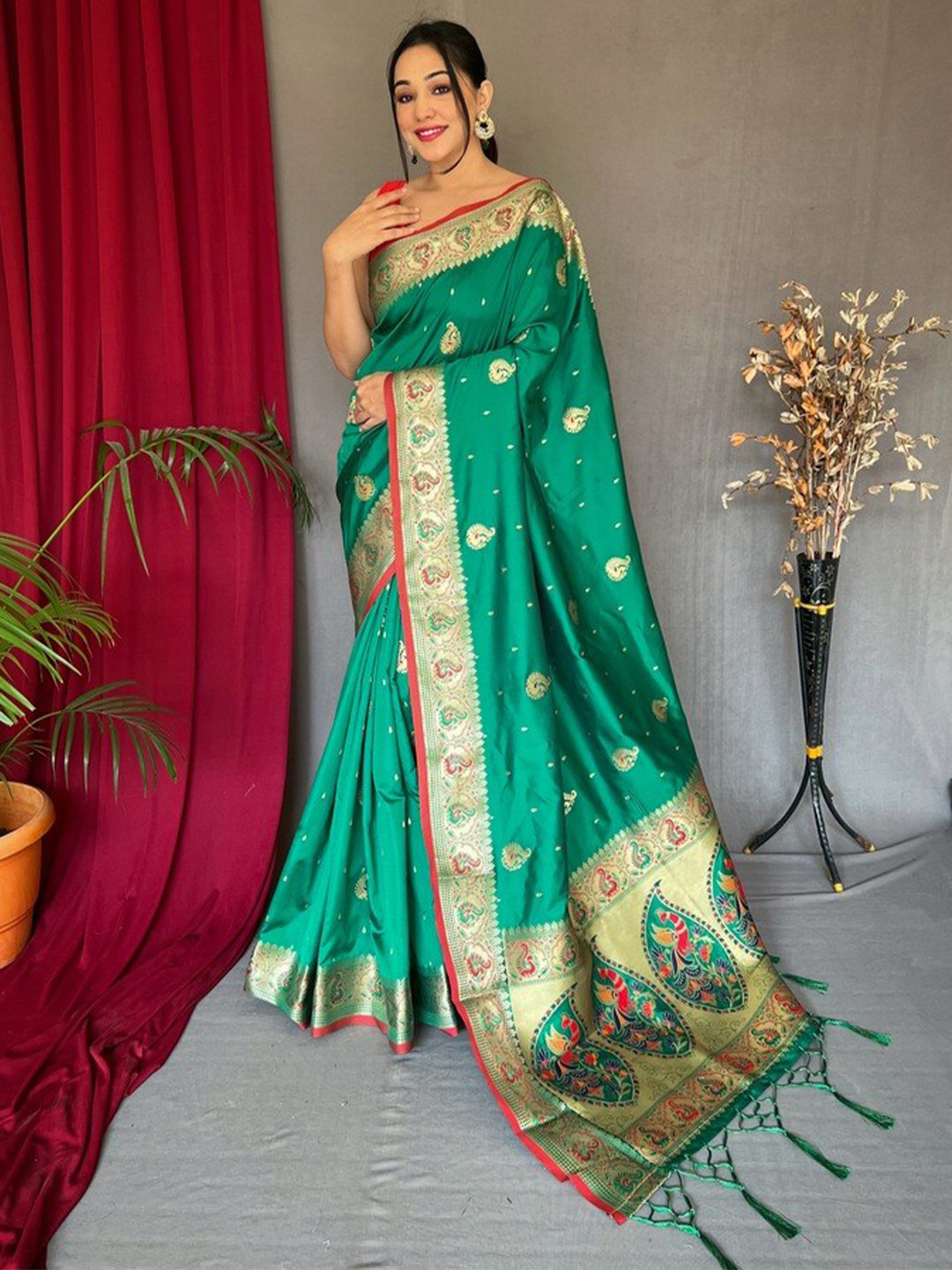 

Exclusiva Ethnic Motif Woven Design Zari Paithani Saree, Green