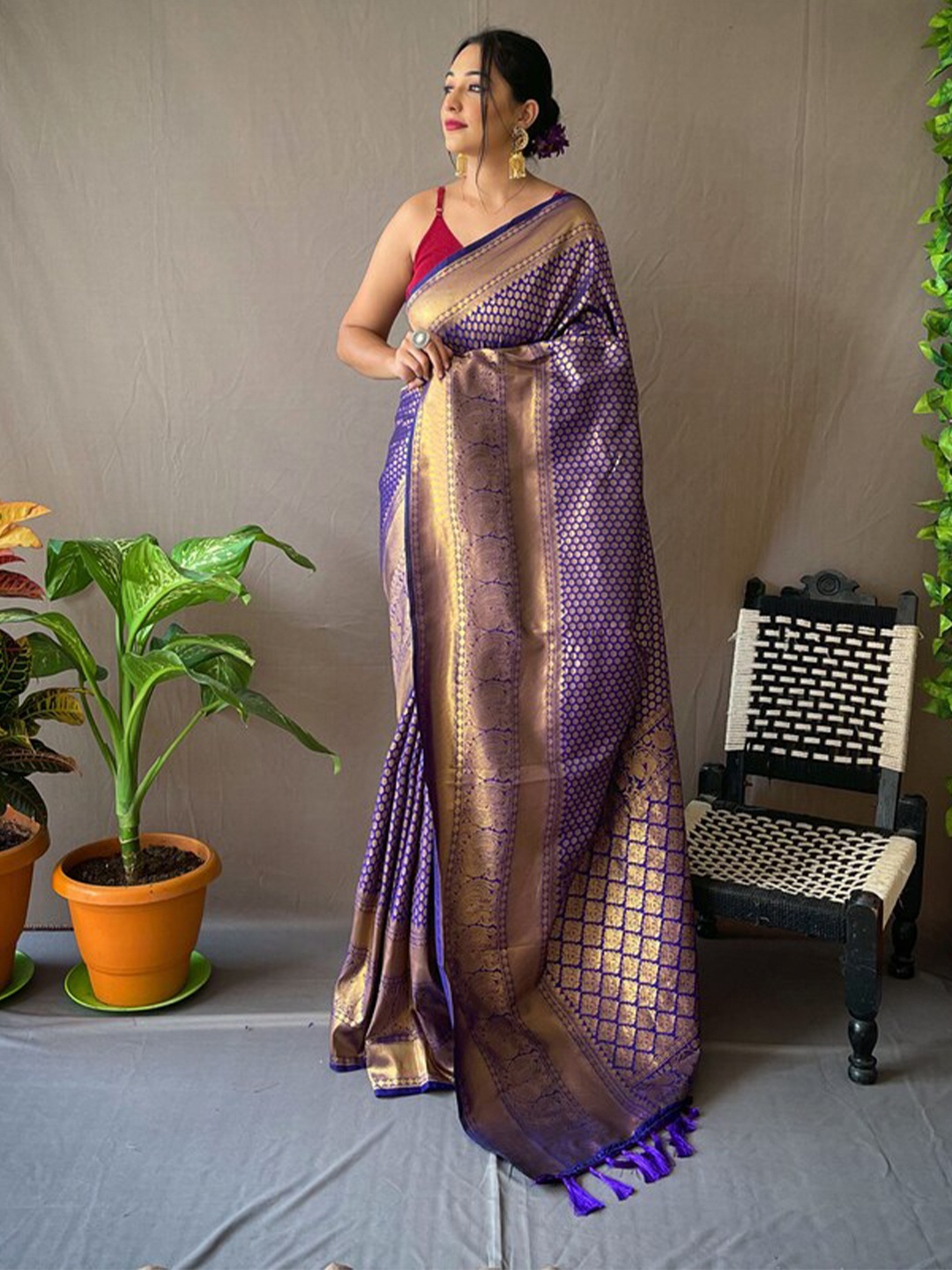 

Exclusiva Ethnic Motif Woven Design Zari Kanjeevaram Saree, Violet