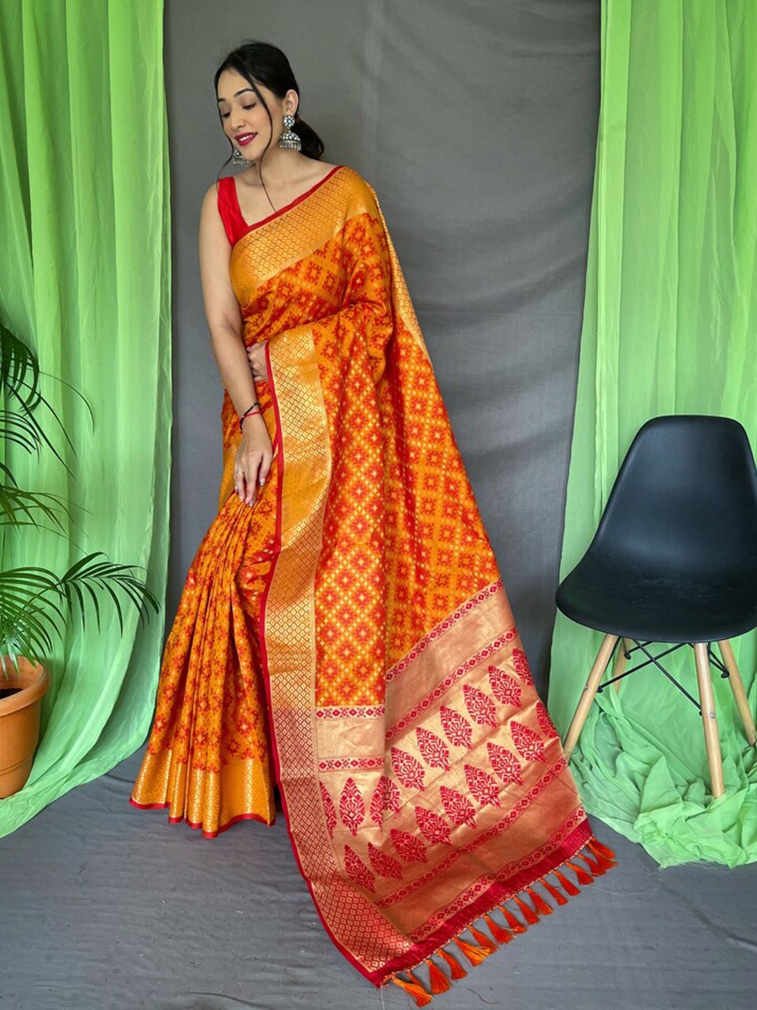 

Exclusiva Ethnic Motif Woven Design Zari Patola Saree, Orange