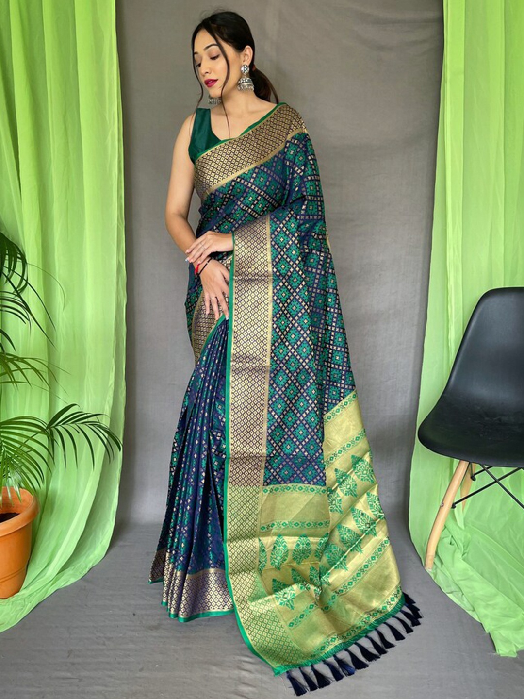 

Exclusiva Ethnic Motif Woven Design Zari Patola Saree, Blue