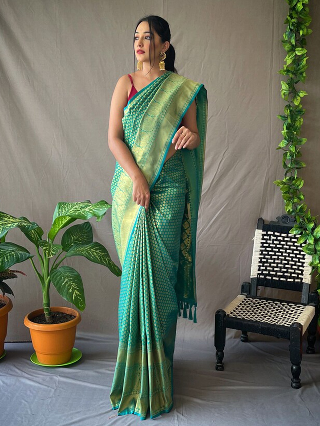 

Exclusiva Geometric Woven Design Zari Kanjeevaram Saree, Sea green