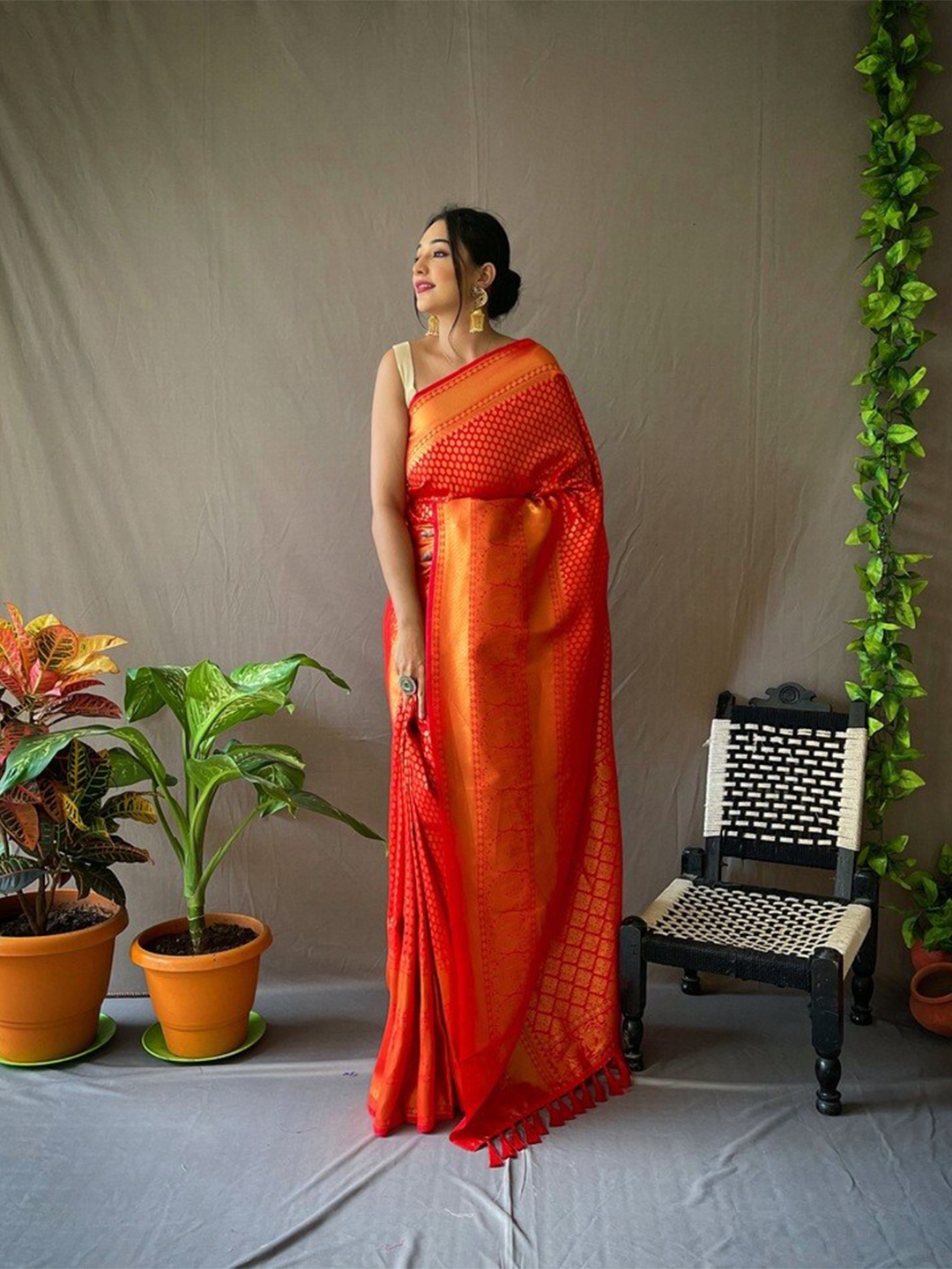 

Exclusiva Ethnic Motif Silk Blend Kanjeevaram Zari Saree, Red