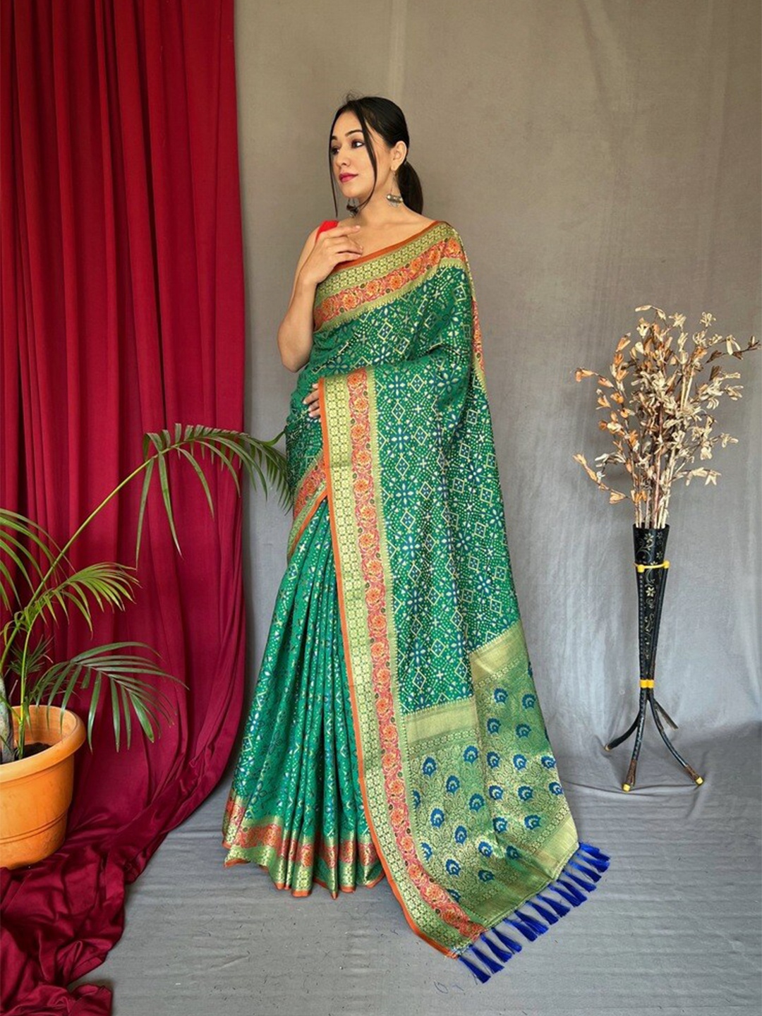 

Exclusiva Ethnic Motif Silk Blend Patola Zari Saree With Tassel, Green