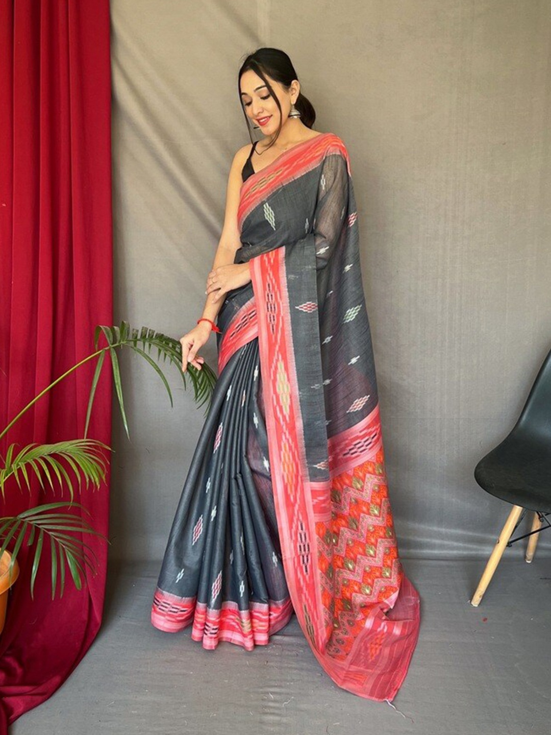 

Exclusiva Geometric Pure Linen Ikat Saree, Black