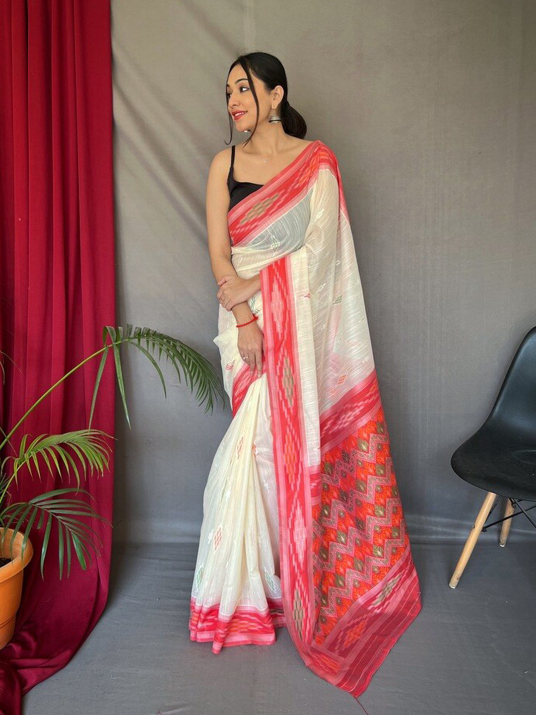 

Exclusiva Geometric Pure Linen Ikat Saree, White