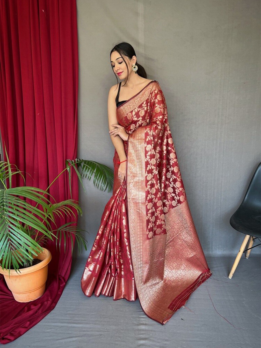 

Exclusiva Floral Woven Design Zari Saree, Maroon