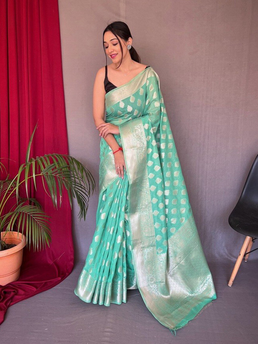 

Exclusiva Ethnic Motifs Woven Design Zari Saree, Green