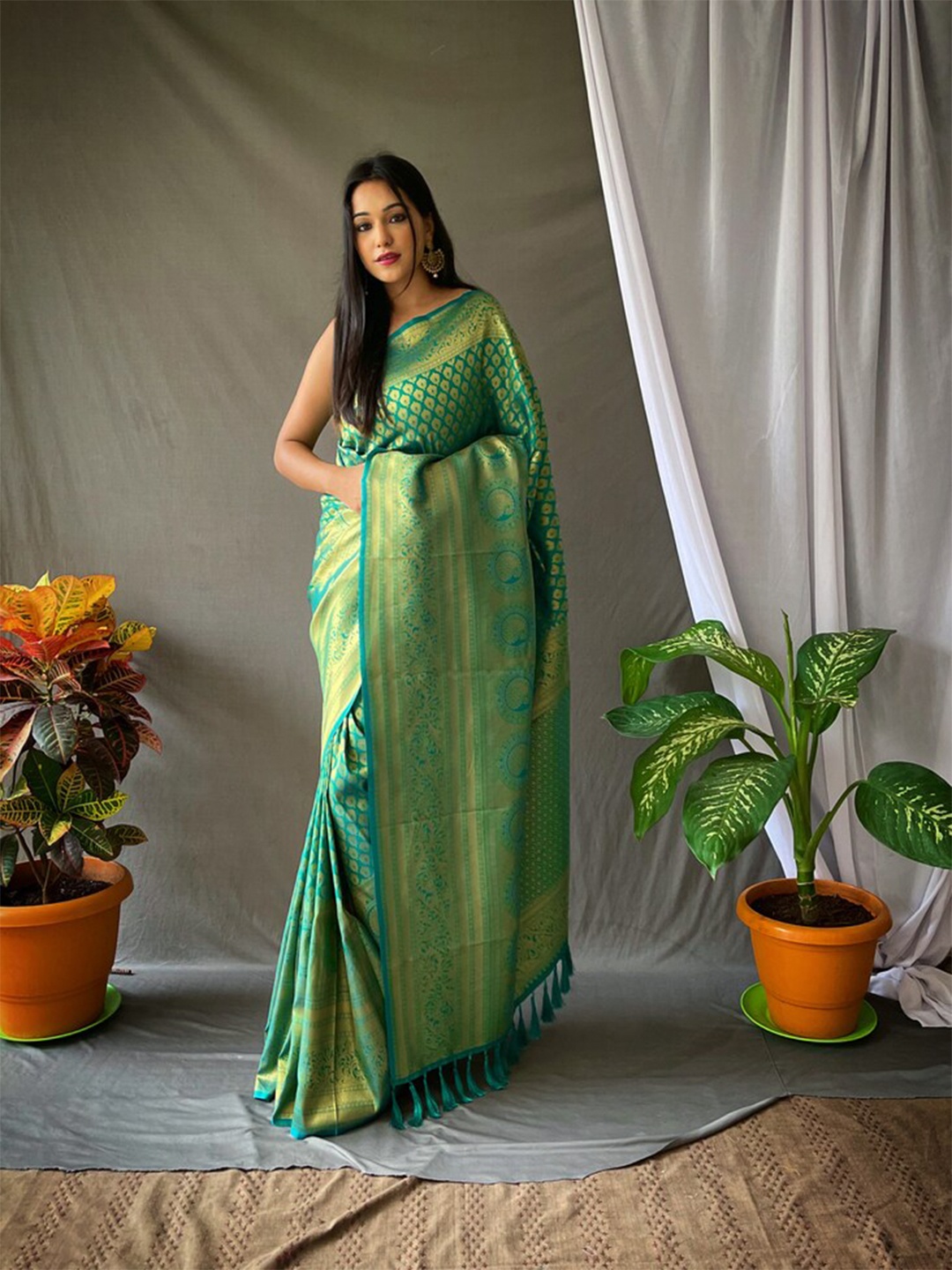 

Exclusiva Ethnic Woven Design Zari Kanjeevaram Saree, Green