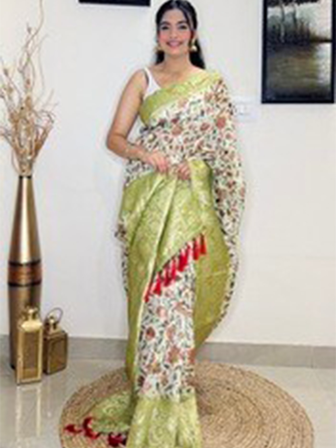 

Exclusiva Floral Printed Zari Saree, White
