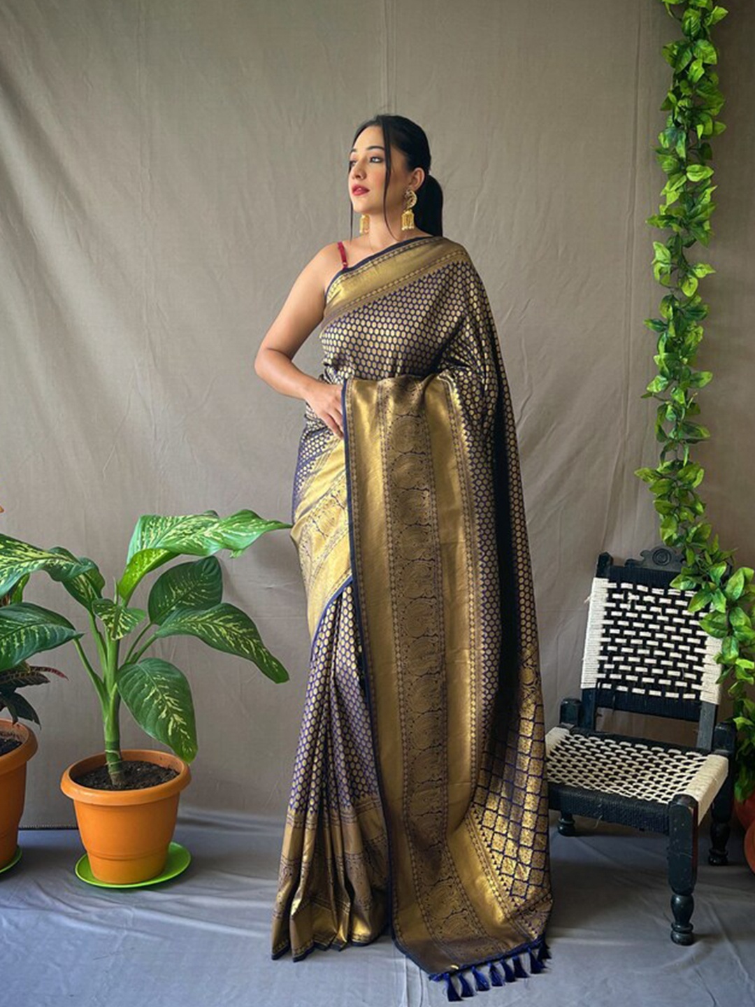 

Exclusiva Woven Design Zari Kanjeevaram Saree, Navy blue