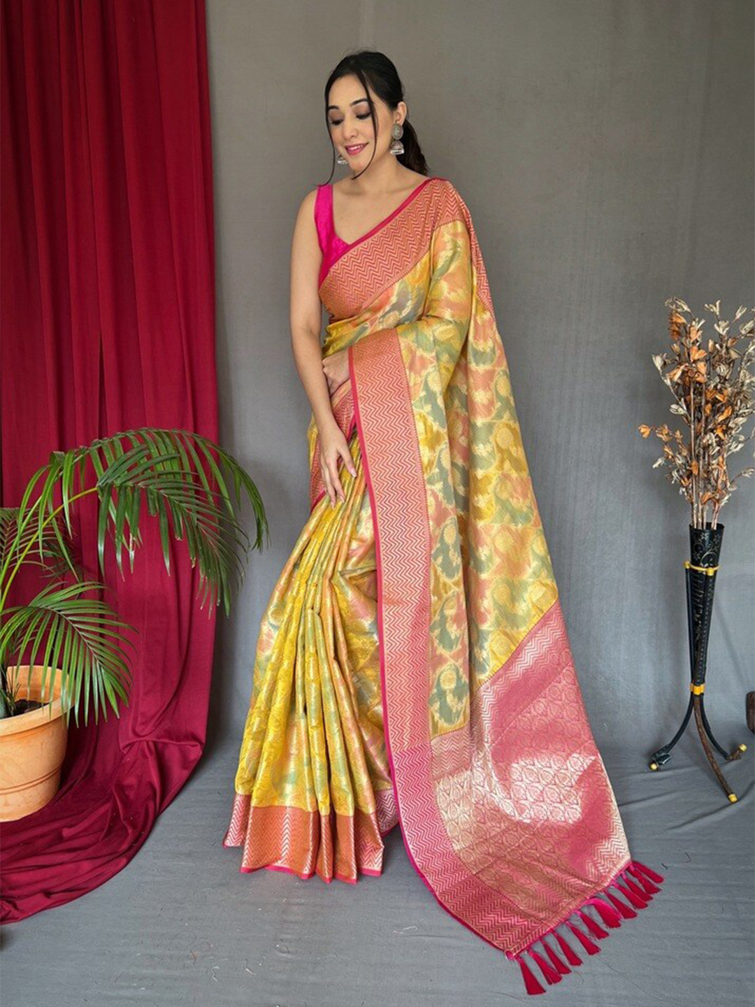 

Exclusiva Floral Woven Design Zari Saree, Yellow