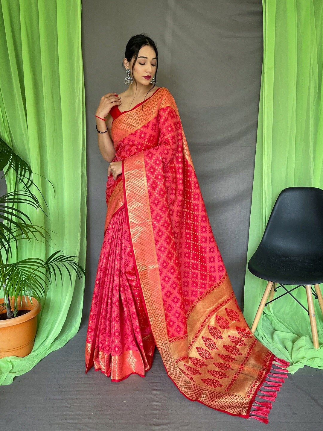 

Mitera Woven Design Zari Patola Saree, Pink