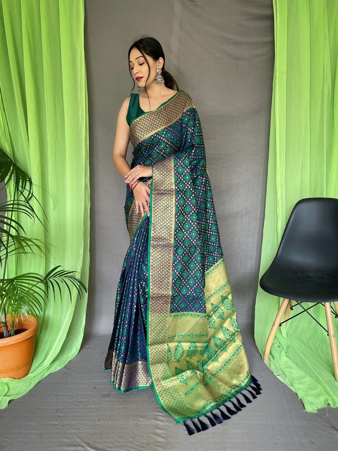 

Mitera Woven Design Zari Patola Saree, Navy blue