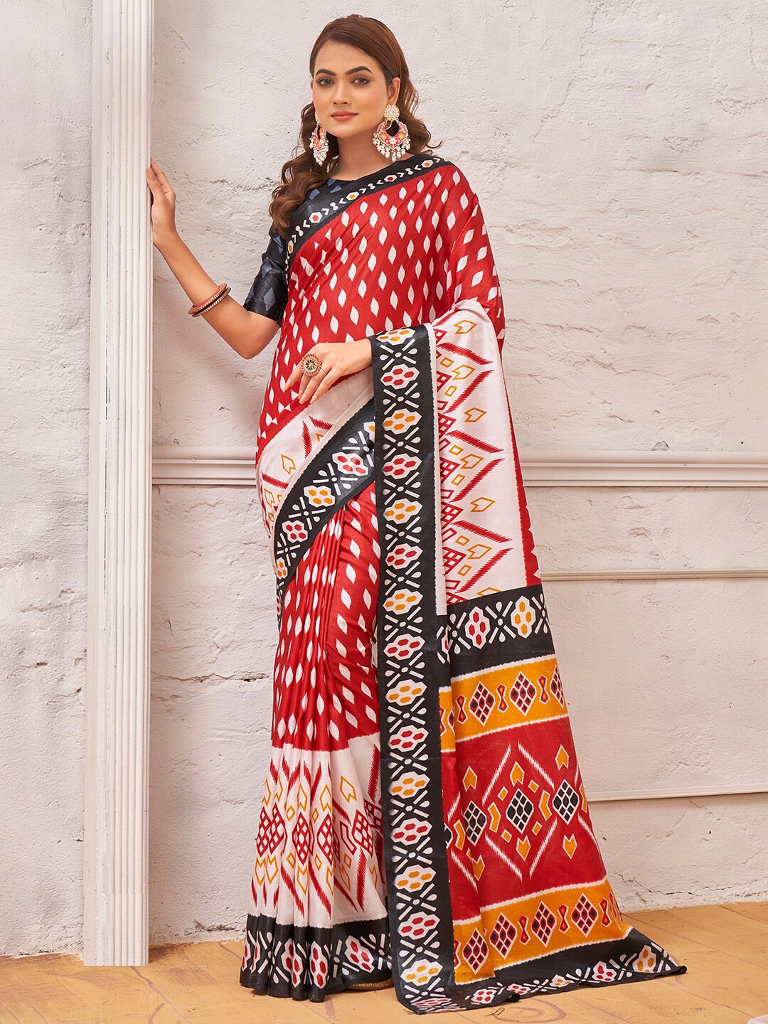 

Saree mall Red & Black Geometric Printed Bagru Sarees