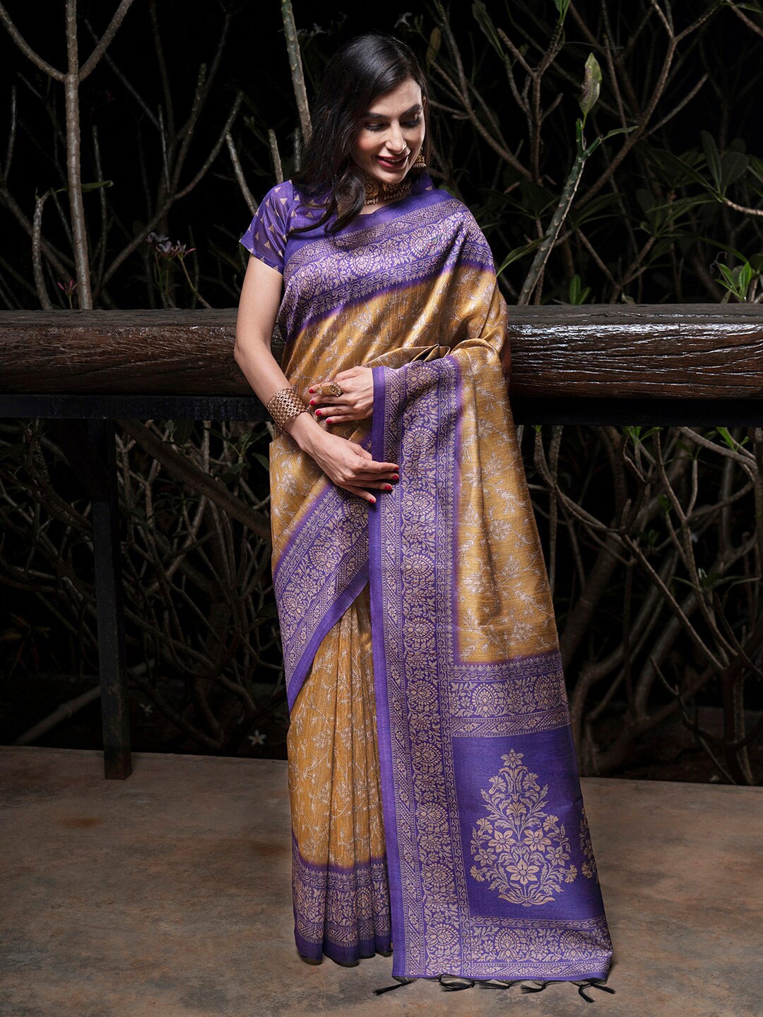 

Saree mall Beige Floral Printed Bagru Saree