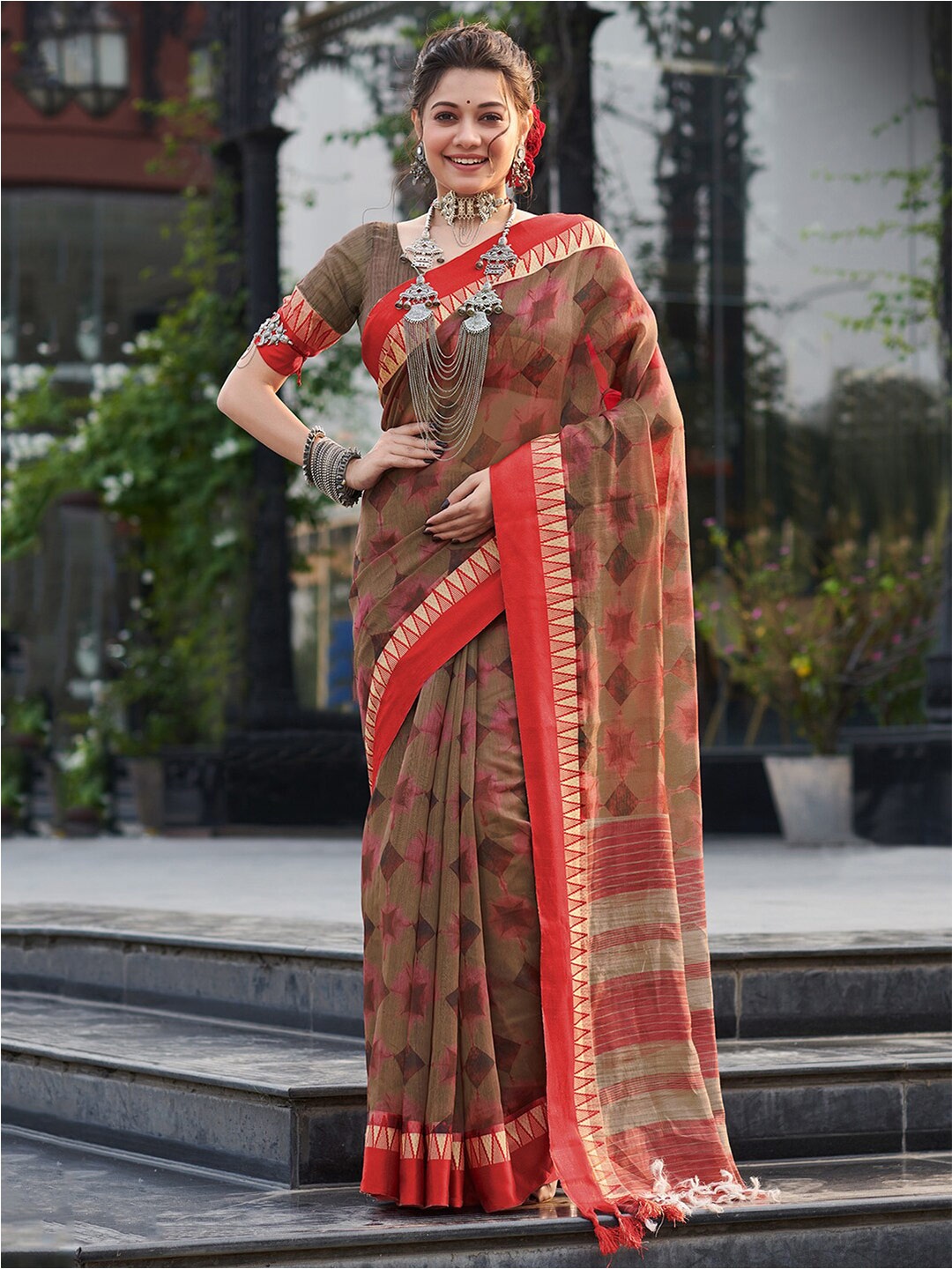 

Saree mall Brown & Red Geometric Printed Sarees