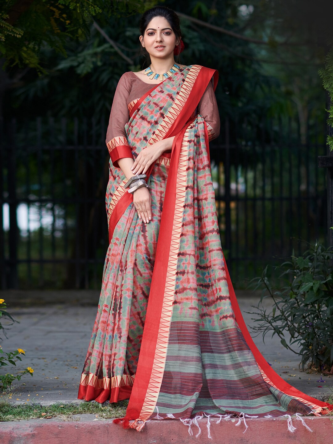 

Saree mall Tie and Dye Linen Blend Block Print Sarees, Sea green
