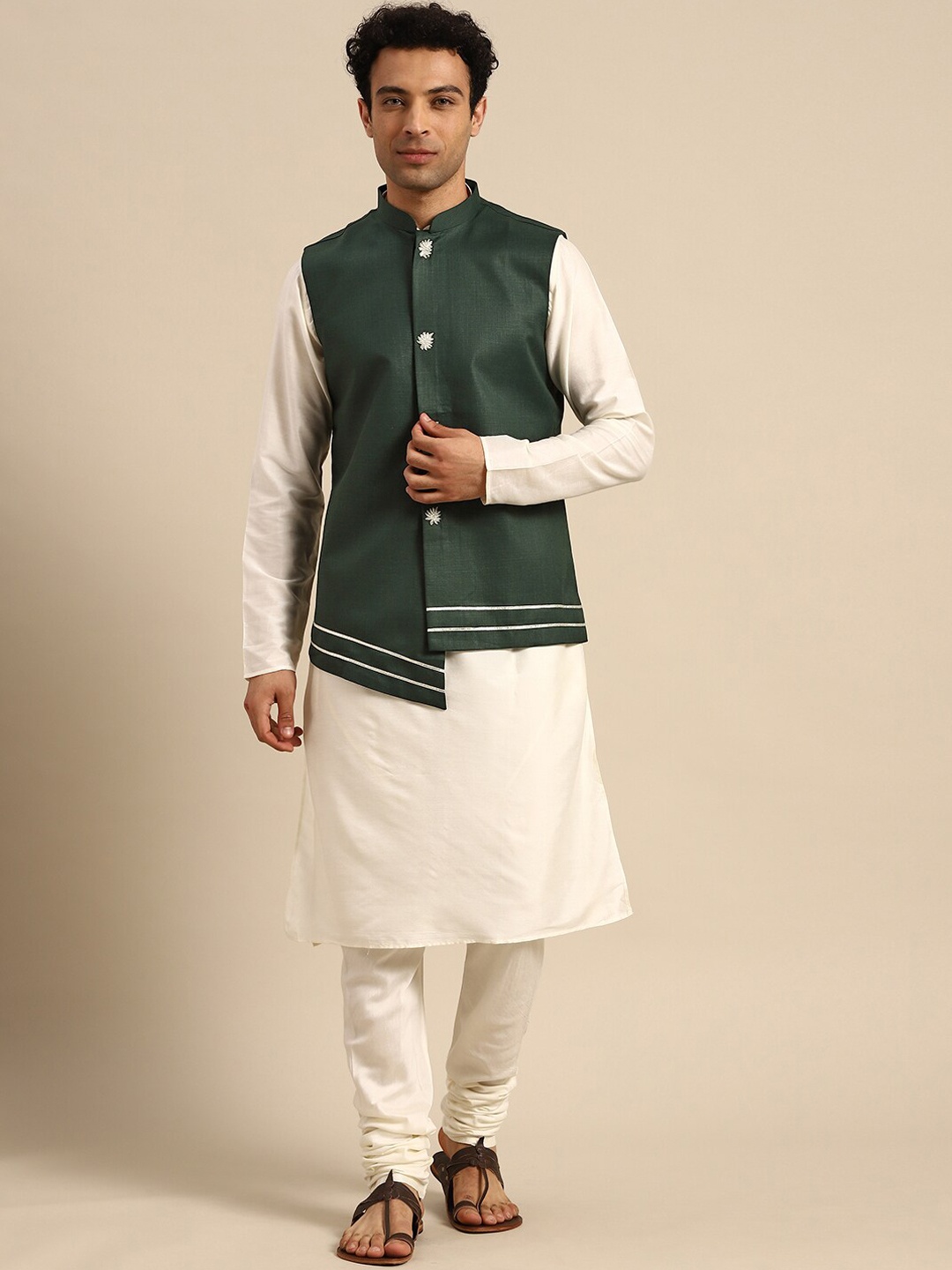 

KISAH Mandarin Collar Straight Kurta With Churidar & Jacket, White