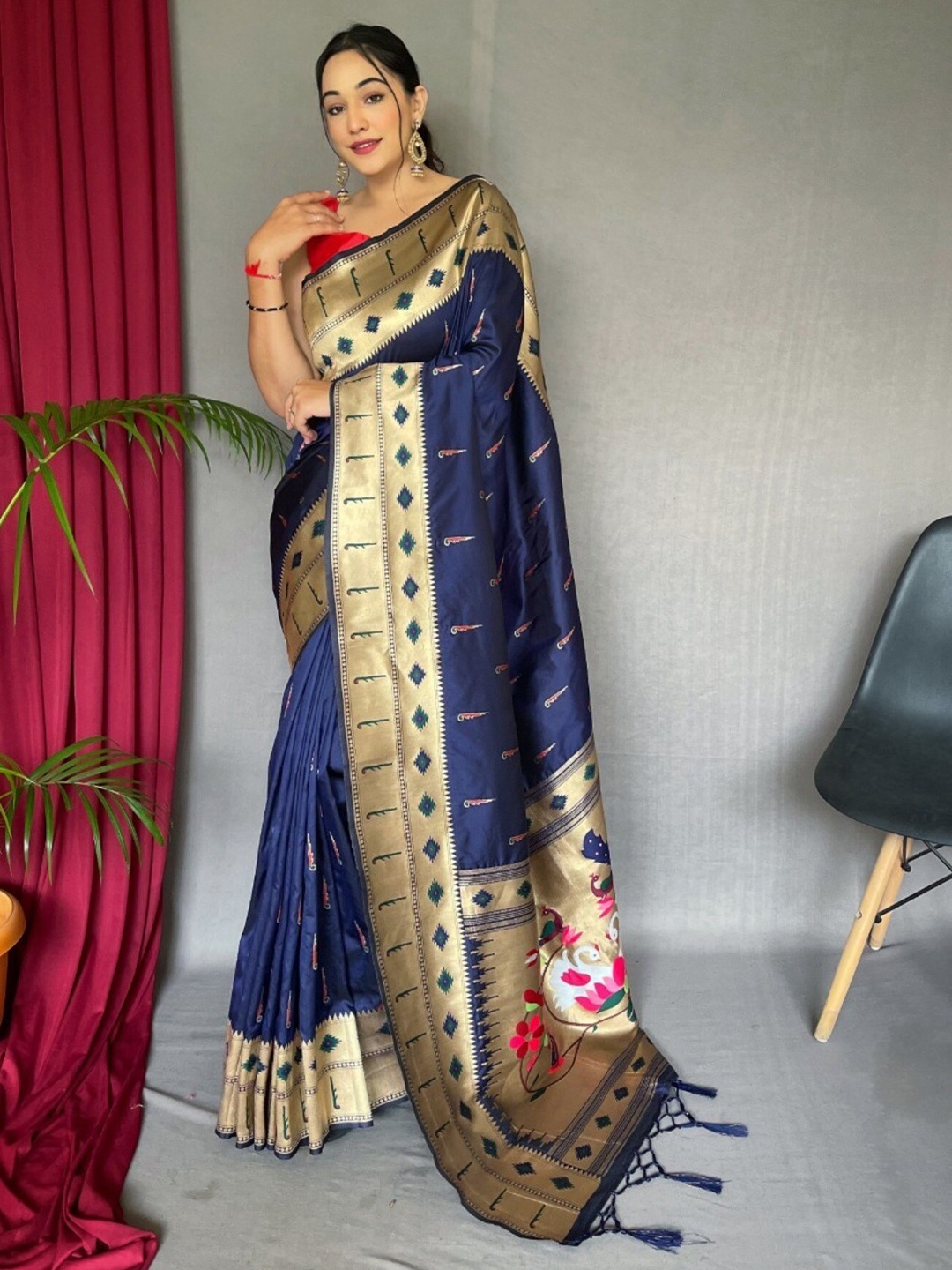 

Mitera Woven Design Zari Silk Blend Paithani Saree, Navy blue