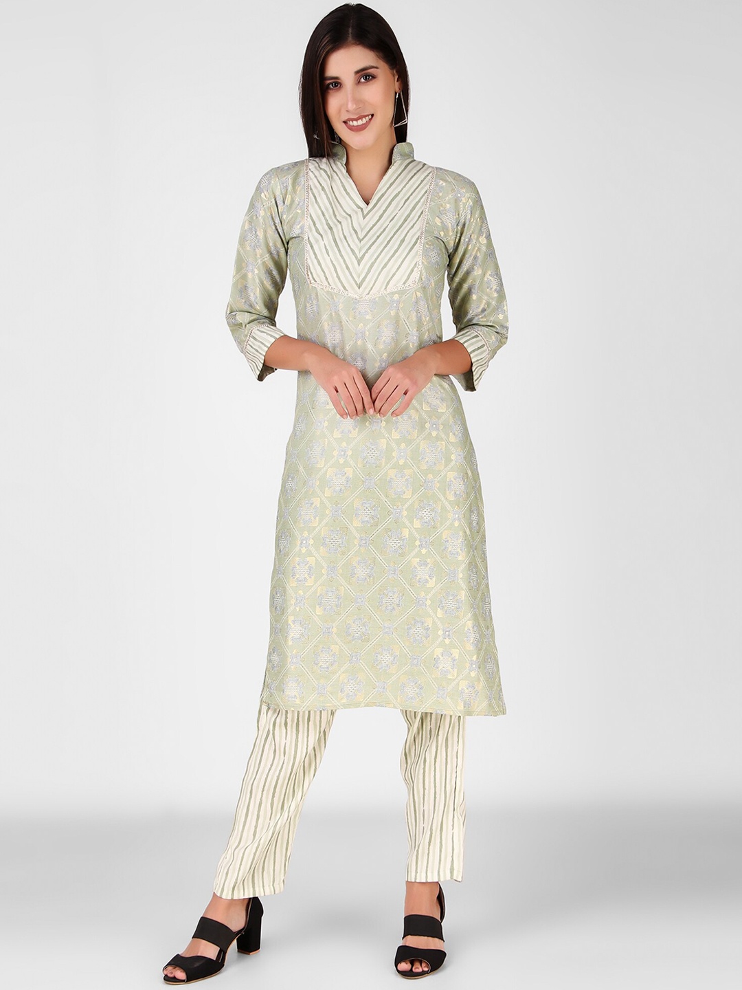 

FNOCKS Leheriya Printed Gotta Patti Kurta with Trousers, Green