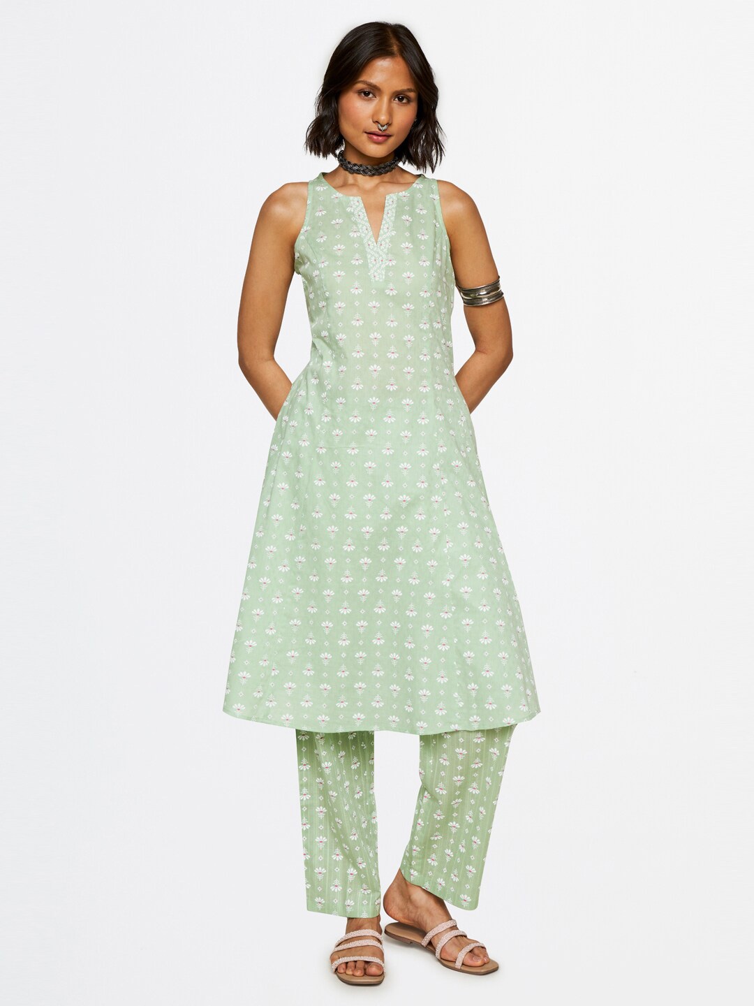 

Global Desi Women Green Floral Printed Regular Pure Cotton Kurta with Trousers