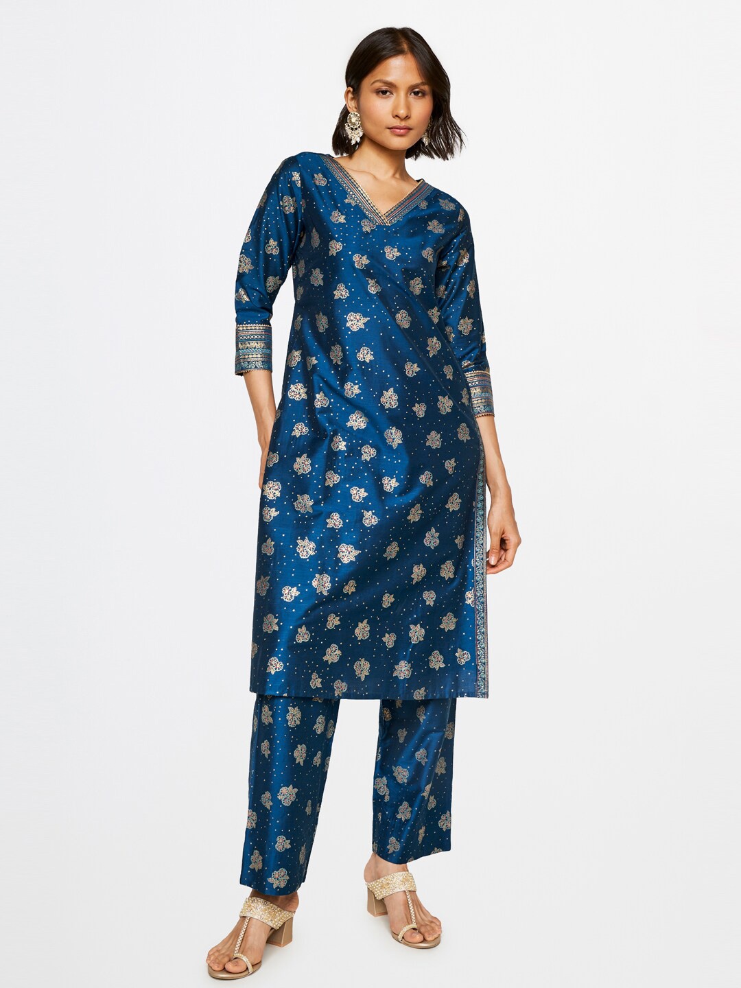 

Global Desi Floral Printed V-Neck Kurta with Trousers, Navy blue