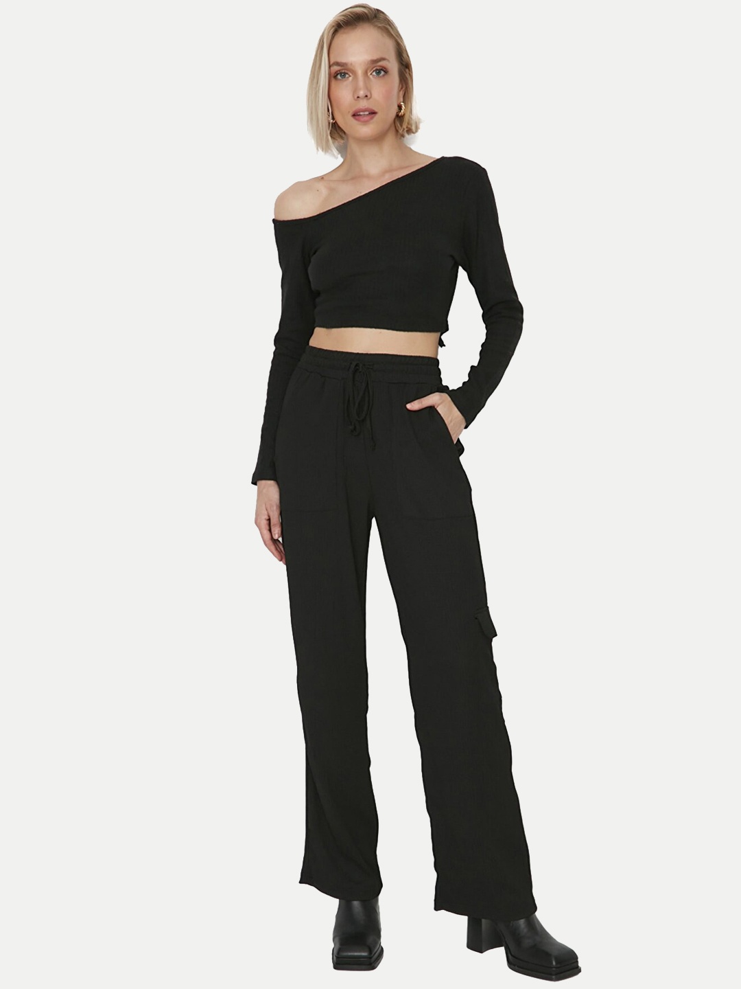 

Trendyol Women High-Rise Cargos, Black