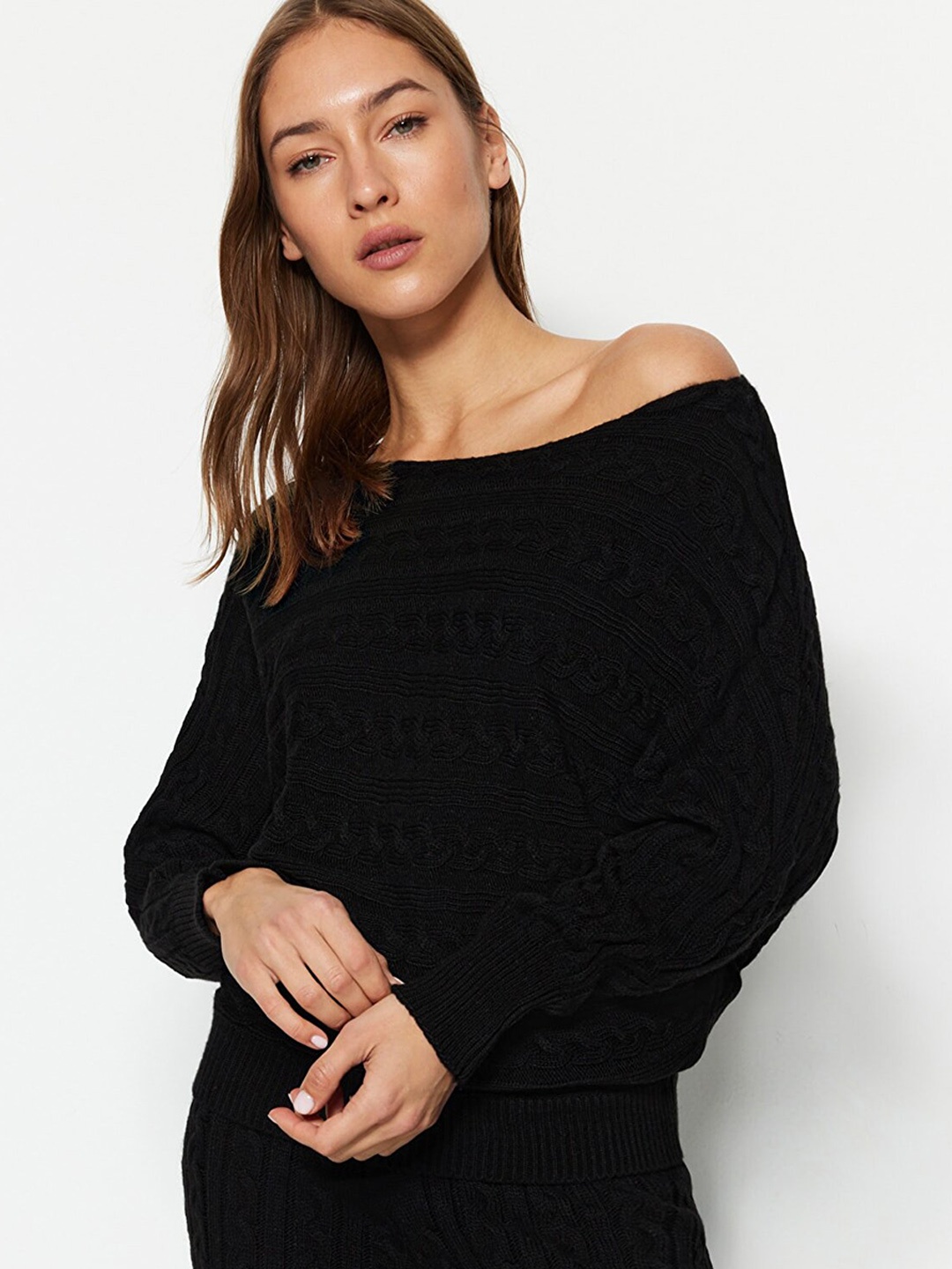 

Trendyol Self-Designed Off-Shoulder Acrylic Top With Joggers, Black
