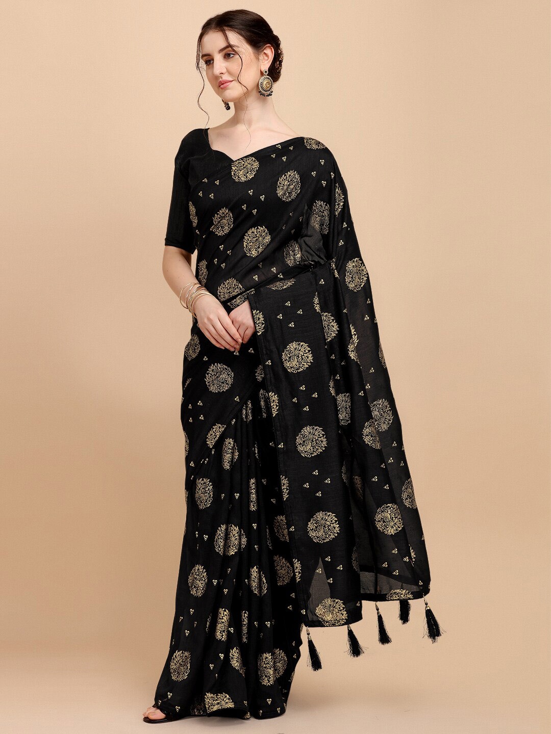 

CLOTHING JUNCTION Floral Printed Silk Blend Saree, Black