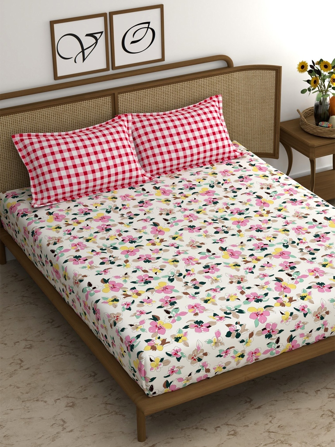 

CHHAVI INDIA White & Pink Floral Printed 210 TC King Bedsheet & 2 Pillow Covers