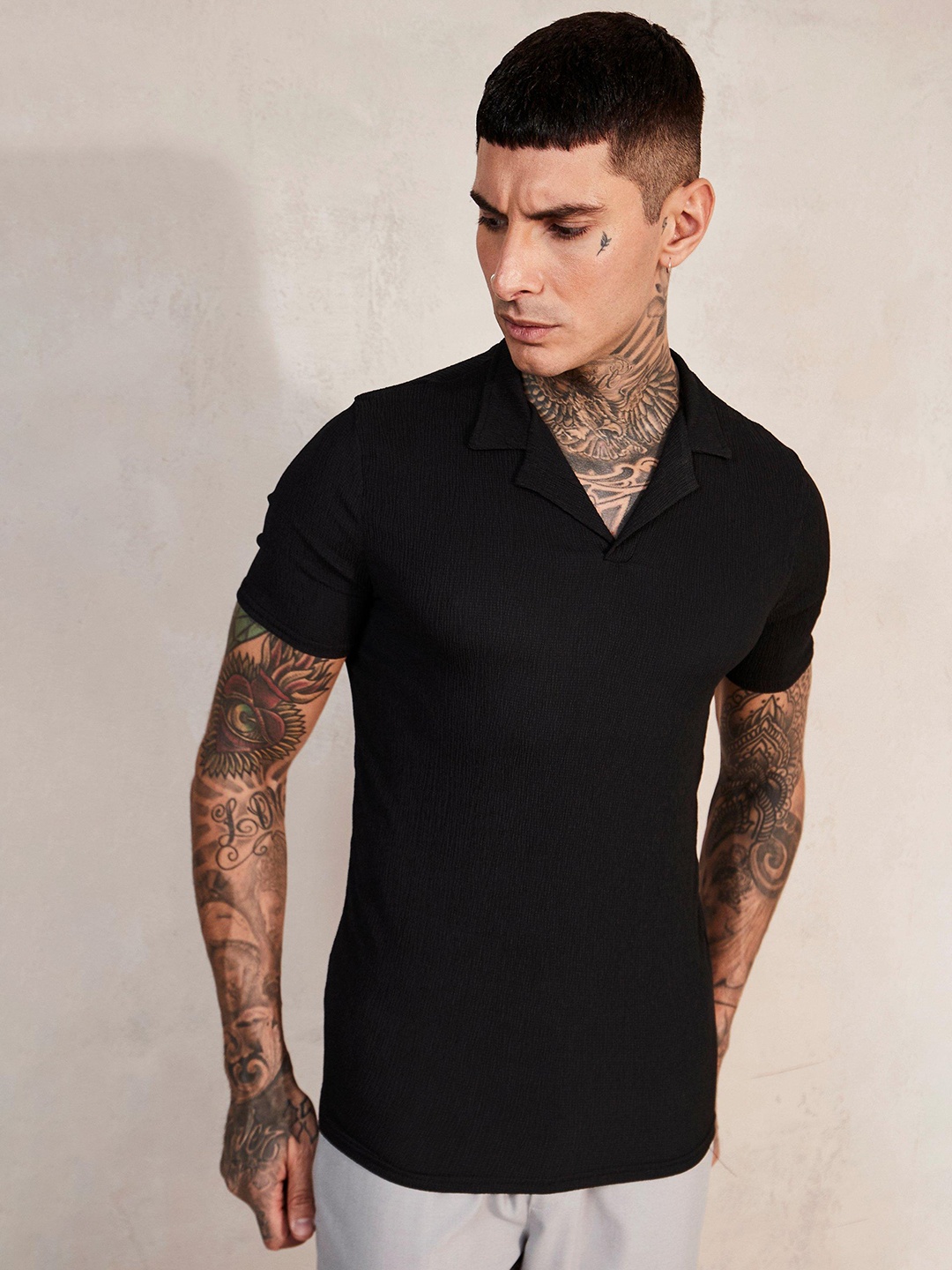

boohooMAN Men Muscle Fit Crinkle Cuban Collar T-shirt, Black