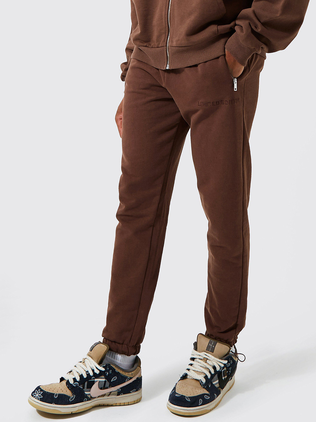 

boohooMAN Heavyweight Loopback Tapered Jogger, Brown