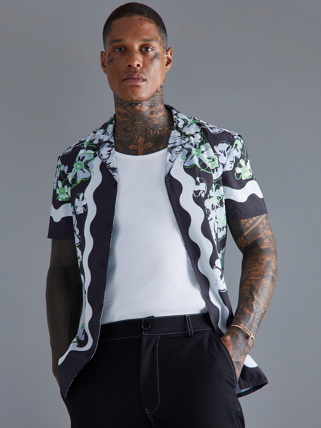 

boohooMAN Men Short Sleeve Floral Border Muscle Shirt, Navy blue