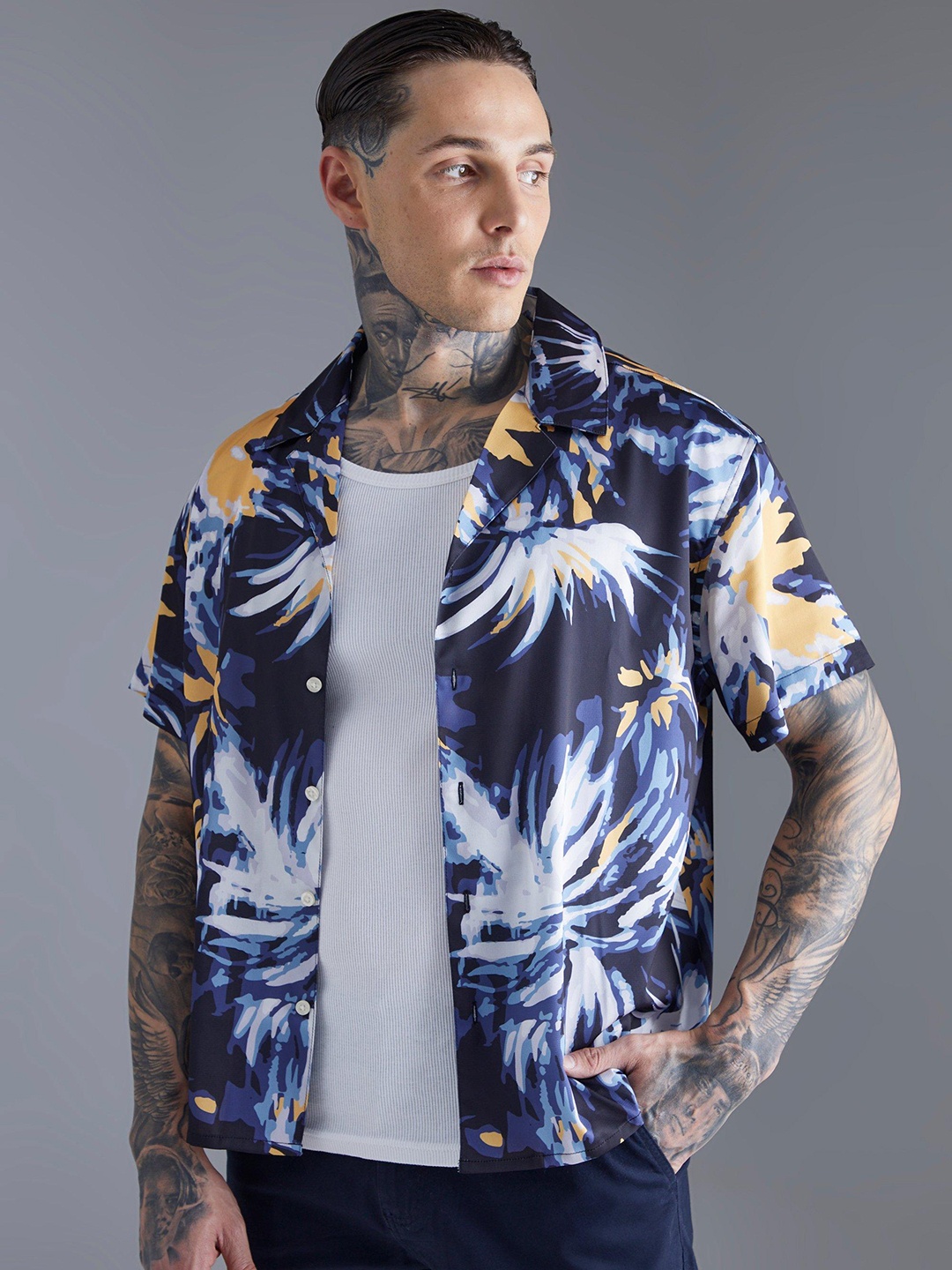 

boohooMAN Men Short Sleeve Satin Boxy Printed Shirt, Navy blue