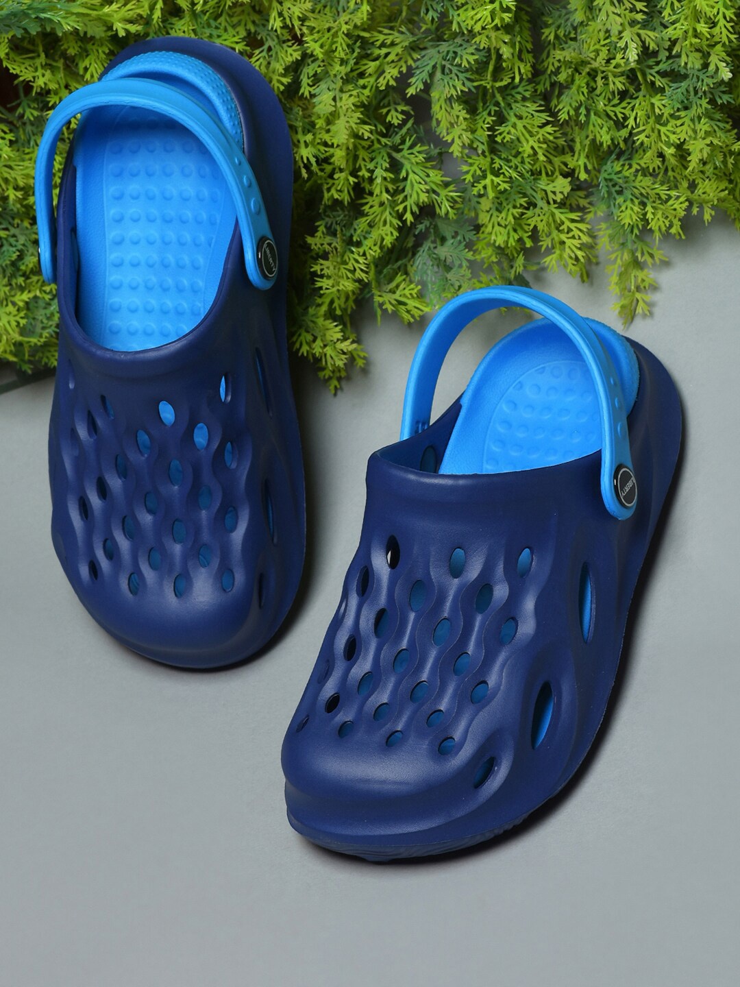 

Liberty Women Round Toe Clogs, Navy blue