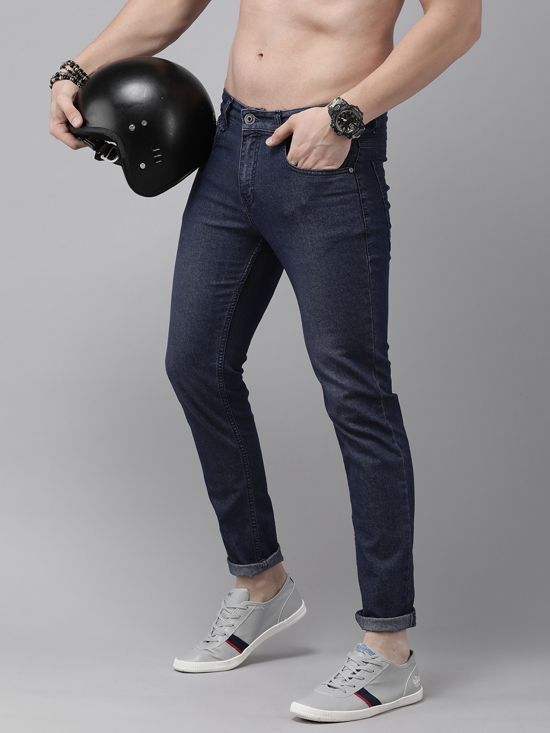 

The Roadster Lifestyle Co. Men Slim Fit Light Fade Stretchable Jeans, Blue