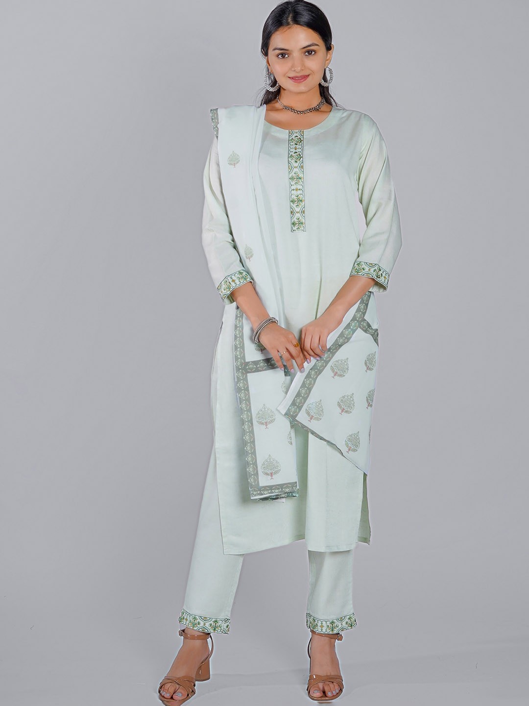

WOMEN VILLAGE Floral Embroidered Kurta with Trousers & Dupatta, Green
