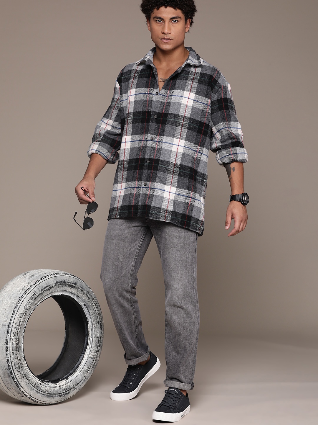

The Roadster Lifestyle Co. Men Pure Cotton Relaxed Fit Light Fade Jeans, Grey